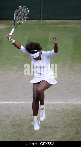 Die US-Amerikanerin Serena Williams feiert, nachdem sie mit ihrer Schwester Venus während der Wimbledon Championships im All England Lawn Tennis and Croquet Club, Wimbledon, London, das Finale der Damen-Doppelspiele gewonnen hat. Stockfoto