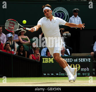 Der Schweizer Roger Federer im Einsatz gegen den US-Amerikaner Andy Roddick während der Wimbledon Championships beim All England Lawn Tennis and Croquet Club, Wimbledon, London. Stockfoto