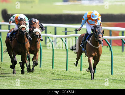 Secret City (rechts) unter Daniel Tudhope gewinnt beim Totepool Family Raceday auf der Ayr Racecourse, Ayr, das Toteplacepot Handicap. Stockfoto