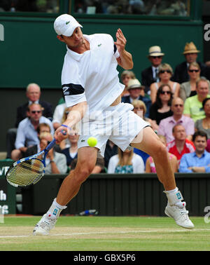 Der US-Amerikaner Andy Roddick im Einsatz gegen den Schweizer Roger Federer während der Wimbledon Championships beim All England Lawn Tennis and Croquet Club, Wimbledon, London. Stockfoto