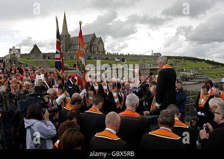 Mitglieder der Portadown Orange Lodge halten einen Gebetgottesdienst an Polizeilinien ab, nachdem Beamte während ihres jährlichen Drumcree-Dienstes die Lodge-Mitglieder für ein weiteres Jahr von der nationalistischen Garvaghy Road abgewiesen hatten. Stockfoto