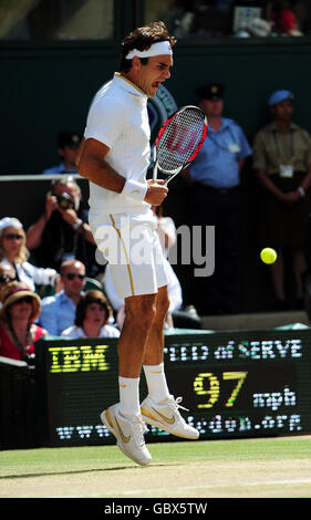 Der Schweizer Roger Federer feiert den zweiten Satz während der Wimbledon Championships im All England Lawn Tennis und Croquet Club, Wimbledon, London. Stockfoto