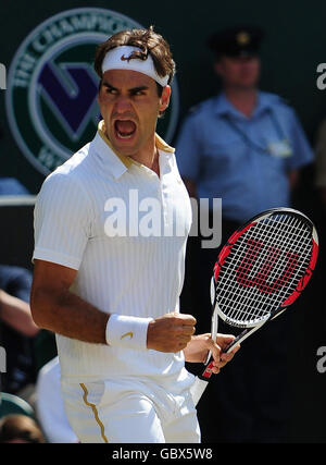 Der Schweizer Roger Federer feiert den zweiten Satz während der Wimbledon Championships im All England Lawn Tennis und Croquet Club, Wimbledon, London. Stockfoto