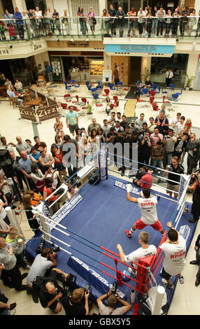 Boxen - Amir Khan Public Workout - Triangle Shopping Center. Amir Khan und Trainer Freddie Roach während des öffentlichen Trainings im Triangle Shopping Centre, Manchester. Stockfoto