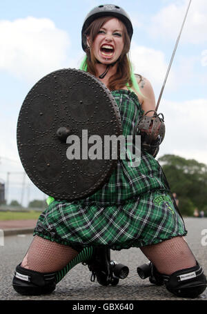 Roller Derby Girls ausprobieren 18. Jahrhundert schottische Breitschwerter Stockfoto