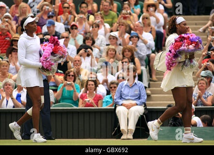 Tennis - Wimbledon Championships 2009 - Tag zwölf - All England Lawn Tennis und Croquet Club. Die USA Serena (rechts) und Venus Williams machen sich auf den Weg zum Center Court Stockfoto