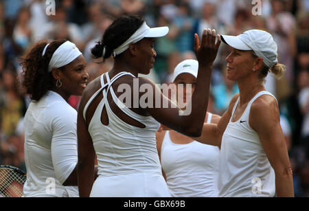 (Von links nach rechts) die USA Serena und Venus Williams feiern den Sieg im Damendoppel gegen die Australier Samantha Stosur und Rennae Stubb Stockfoto