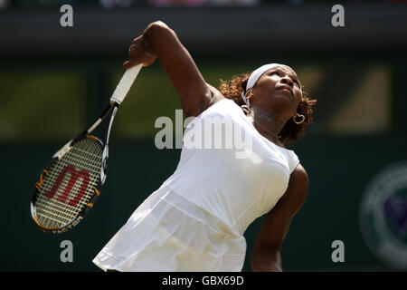 Tennis - Wimbledon Championships 2009 - Tag zwölf - All England Lawn Tennis und Croquet Club. Die US-Amerikanerin Serena Williams im Einsatz gegen Schwester Venus während des Ladies Finals Stockfoto