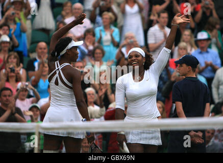 Tennis - Wimbledon Championships 2009 - Tag zwölf - All England Lawn Tennis und Croquet Club. Die USA Serena (rechts) und Venus Williams feiern den Sieg im Damendoppel Stockfoto