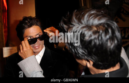 Bollywood-Star Shahrukh Khan (rechts) trifft bei Madame Tussauds im Zentrum Londons auf eine Wachsfigur von sich selbst. Stockfoto