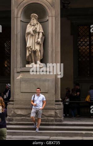 Statue von Leonardo da Vinci im Hof des Galleria Degli Ufizzi, Florenz, Toskana, Italien. Stockfoto