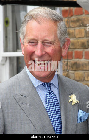 Der Prinz von Wales, Zentrum, Schirmherr der Almshouse Association, bei einem Besuch in St. Pancras Almshouse im Norden Londons, um den 150. Jahrestag der Almshouse zu feiern. Stockfoto