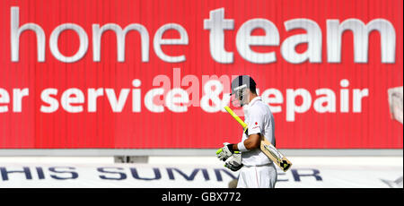 Der englische Schlagmann Kevin Pietersen zeigt seine Dejektion, nachdem er beim ersten Tag des ersten npower-Test-Spiels in Sophia Gardens, Cardiff, beim Versuch erwischt wurde, zu fegen und dem australischen Feldspieler Simon Katich (aus dem Bild) einen Vorsprung zu verschaffen. Stockfoto