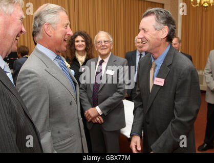 Der Prinz von Wales, Zentrum, Schirmherr der Almshouse Association, spricht mit Anwohnern und Gemeindeführern während eines Besuchs in St. Pancras Almshouse-Wohnhäusern im Norden Londons, um den 150. Jahrestag der Almshouse-Einrichtung zu feiern. Stockfoto