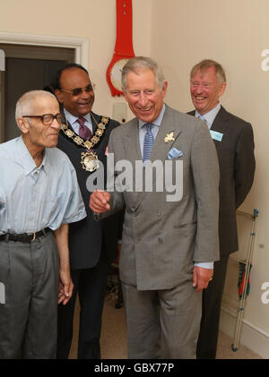 Der Prinz von Wales, rechts, Schirmherr der Almshouse Association, trifft sich mit dem Bewohner Yusuf Kurtha, links, während eines Besuchs in den St. Pancras Almshouse im Norden Londons, um den 150. Jahrestag der Almshouse zu feiern. Stockfoto