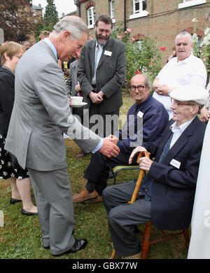 Der Prinz von Wales, Zentrum, Schirmherr der Almshouse Association, spricht mit den Bewohnern Harold Clarke, Left und Ben Colley, rechts, während eines Besuchs in St. Pancras Almshouse im Norden Londons, um den 150. Jahrestag der Almshouse-Gründung zu feiern. Stockfoto