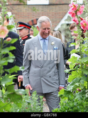 Prince Of Wales besucht St. Pancras Armenhäuser Stockfoto