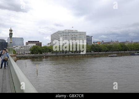 Touristen fotografieren auf Westminster Bridge wo es die Themse mit der Skyline der City of London hinter ihm überquert Stockfoto