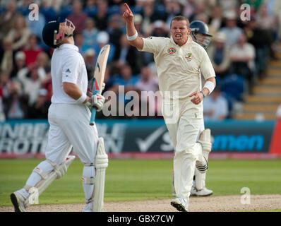 Australiens Peter Siddle feiert Bowling Englands Matt Prior am Tag eines der ersten npower-Test-Matches in Sophia Gardens, Cardiff. Stockfoto