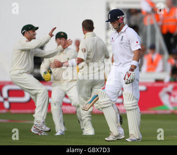 Der englische Schlagmann Matthew Prior zeigt seine Dejektion, als er am ersten Tag des ersten npower-Test-Spiels in Sophia Gardens, Cardiff, vor dem australischen Bowler Peter Siddle steht. Stockfoto