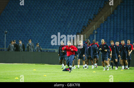 Fußball - FIFA Weltmeisterschaft 2006 Qualifikation - Gruppe sechs - England Training in Baku, Aserbaidschan. England Trainer Sammy Lee leitet das Training im Stadion Stockfoto