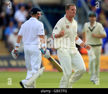 Der australische Peter Siddle feiert das Dickicht von Englands Matt Prior Stockfoto