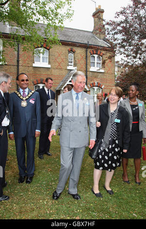 Der Prinz von Wales, Schirmherr der Almshouse Association, bei einem Besuch in den St. Pancras Almshouse-Gewächshäusern im Norden Londons, um den 150. Jahrestag der Almshouse-Gründung zu feiern. Stockfoto