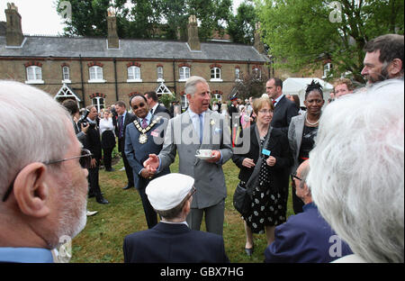 Der Prinz von Wales, Schirmherr der Almshouse Association, bei einem Besuch in St. Pancras Almshouse im Norden Londons, um das 150-jährige Jubiläum der Almshouse zu feiern. Stockfoto