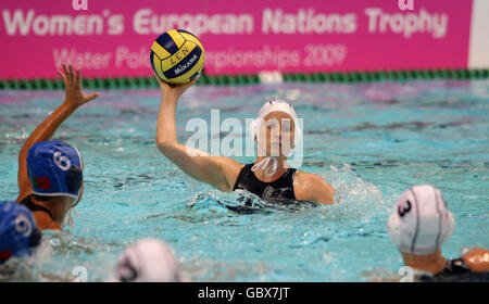 Großbritanniens Ros Griffiths wird von Portugals Mia Simunic (6) während der len Women's European Nations Trophy im Manchester Aquatics Center, Manchester, herausgefordert. Stockfoto