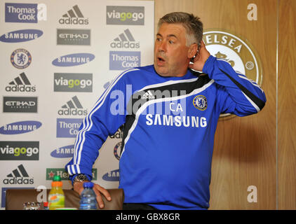 Chelsea-Trainer Carlo Ancelotti stellt während der Pressekonferenz auf dem Chelsea FC Training Ground, Stoke D'Abernon, den neuen Unterzeichner Daniel Sturridge vor. Stockfoto