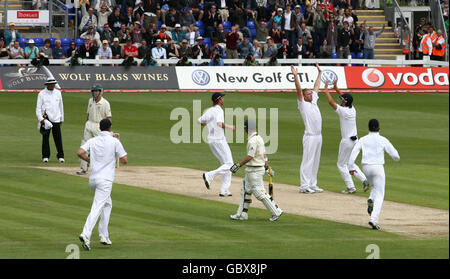 Der englische Andrew Flintoff feiert das Wicken des australischen Schlagmanns Phillip Hughes am zweiten Tag des ersten npower-Testmatches in Sophia Gardens, Cardiff. Stockfoto