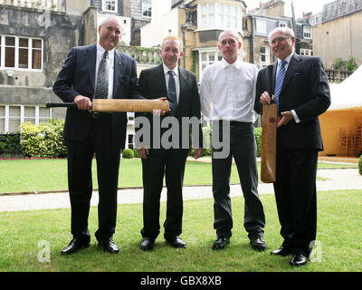 Der ehemalige australische Premierminister John Howard (rechts) und Michael Ball, Vorsitzender der und der Bradman Foundation (links), mit den Brüdern Eugene Withers (zweite links) und Martin, die der Stiftung einen historischen Cricket-Schläger präsentierten, der von Sir Donald Bradman verwendet wurde. Stockfoto