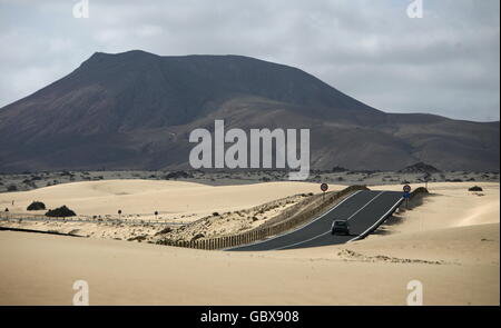 die Dünen von Corralejo im Norden der Insel Fuerteventura auf der Kanarischen Insel von Spanien in den Atlantischen Ozean. Stockfoto