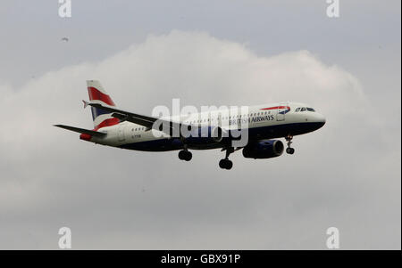 General Stock - Flugzeuge - Flughafen Heathrow. Ein Airbus A320 von British Airways landet am Flughafen Heathrow in Middlesex. Stockfoto