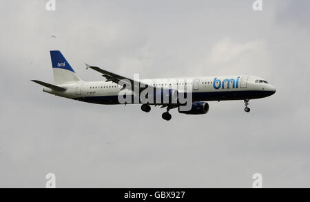 General Stock - Flugzeuge - Flughafen Heathrow. Ein BMI-Airbus A321 landet auf dem Flughafen Heathrow in Middlesex Stockfoto