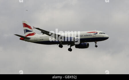 General Stock - Flugzeuge - Flughafen Heathrow. Ein Airbus A320 von British Airways landet am Flughafen Heathrow in Middlesex. Stockfoto