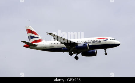 General Stock - Flugzeuge - Flughafen Heathrow. Ein Airbus A319 von British Airways landet am Flughafen Heathrow in Middlesex. Stockfoto