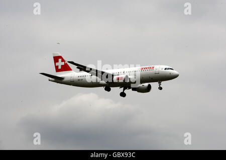 General Stock - Flugzeuge - Flughafen Heathrow. Ein Flugzeug der Swiss Air Airbus A320 landet auf dem Flughafen Heathrow in Middlesex Stockfoto