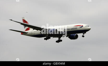 General Stock - Flugzeuge - Flughafen Heathrow. Eine Boeing 777 von British Airways landet am Flughafen Heathrow in Middlesex. Stockfoto