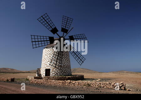 eine Windmühle in der Nähe der Ortschaft Antigua auf der Insel Fuerteventura auf der Kanarischen Insel von Spanien in den Atlantischen Ozean. Stockfoto