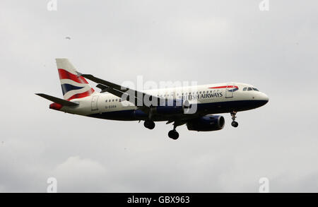 General Stock - Flugzeuge - Flughafen Heathrow. Ein Airbus A319 von British Airways landet am Flughafen Heathrow in Middlesex. Stockfoto