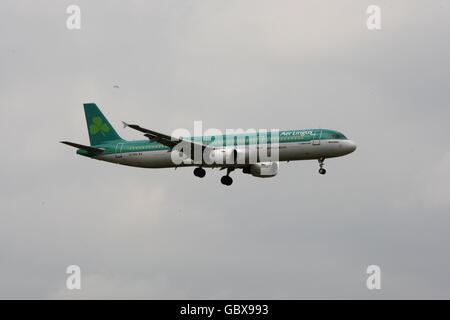 Ein Aer Lingus Airbus A321 landet am Flughafen Heathrow in Middlesex. Stockfoto