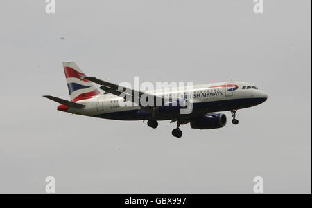 Ein Airbus A319 von British Airways landet am Flughafen Heathrow in Middlesex. Stockfoto