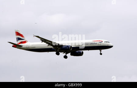 General Stock - Flugzeuge - Flughafen Heathrow. Ein Airbus A321 von British Airways landet am Flughafen Heathrow in Middlesex Stockfoto