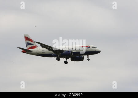 General Stock - Flugzeuge - Flughafen Heathrow. Ein Airbus 319 von British Airways landet auf dem Flughafen Heathrow in Middlesex Stockfoto