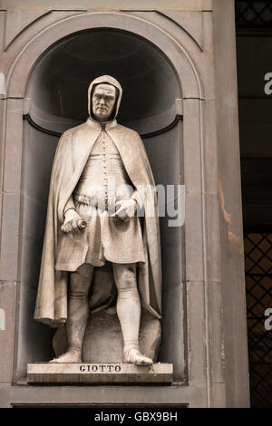 Statue von Giotto im Hof der Galerie Ufizzi in Florenz, Toskana, Italien Stockfoto