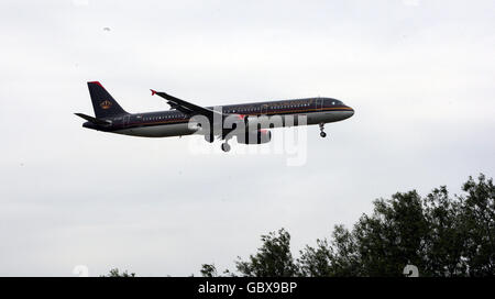 General Stock - Flugzeuge - Flughafen Heathrow. Ein Royal Jordanian Airbus A321 landet auf dem Flughafen Heathrow in Middlesex Stockfoto