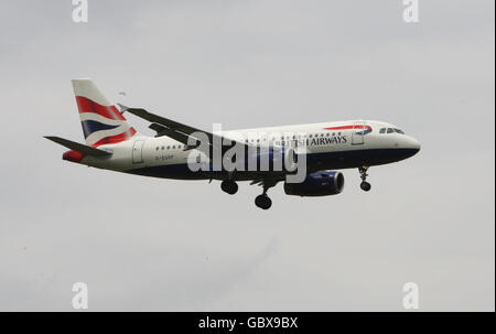 General Stock - Flugzeuge - Flughafen Heathrow. Ein Airbus A319 von British Airways landet am Flughafen Heathrow in Middlesex Stockfoto