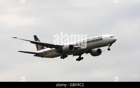 Eine Boeing 777 von Singapore Airlines landet am Flughafen Heathrow in Middlesex. Stockfoto