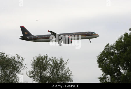 Ein Royal Jordanian Airbus A321 landet am Flughafen Heathrow In Middlesex Stockfoto